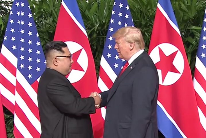 米朝首脳会談 トランプ大統領と金正恩労働党委員長の握手